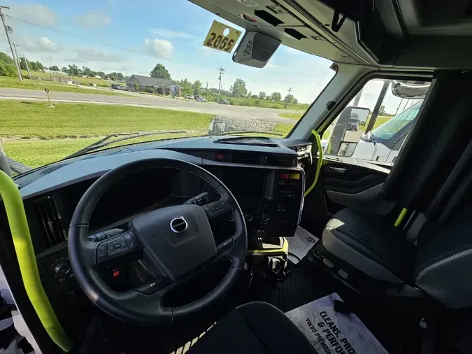 2025 VOLVO VNL64TV04