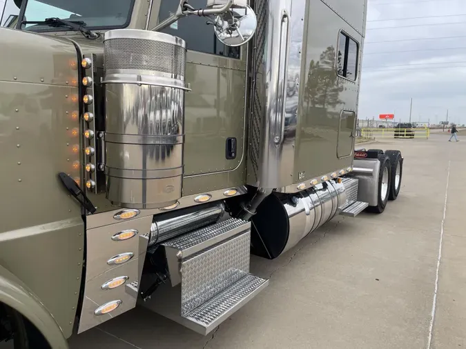 2024 Peterbilt 389