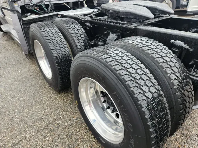 2021 FREIGHTLINER Cascadia 126