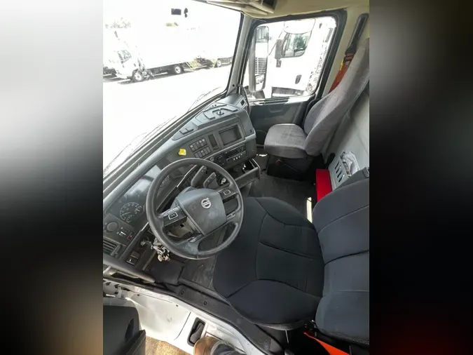 2018 VOLVO VNL64T-300