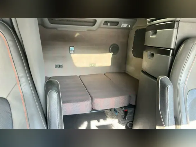 2023 Volvo VNL860