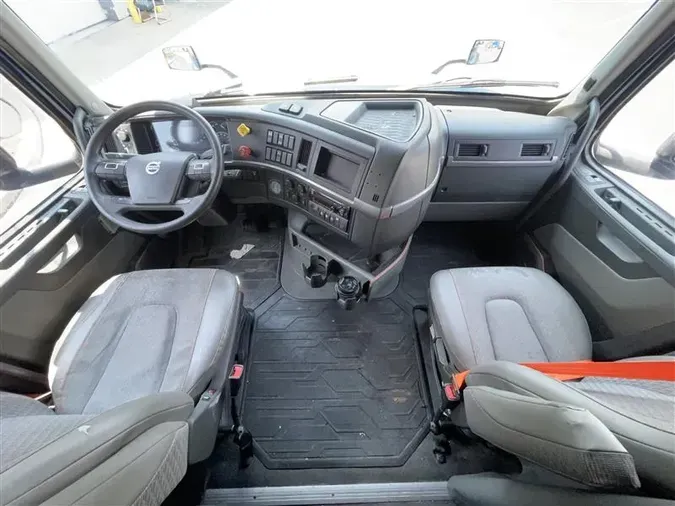 2021 VOLVO VNL760