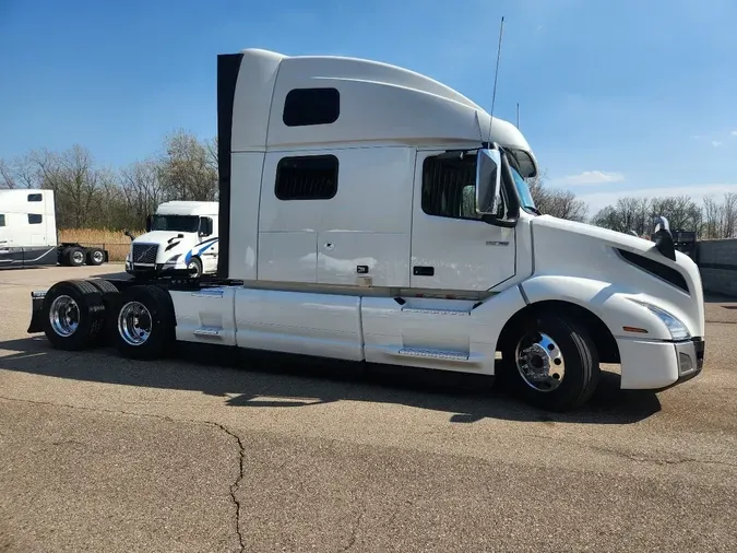 2025 VOLVO VNL64T860