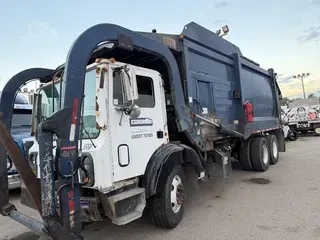 2011 MACK MRU613