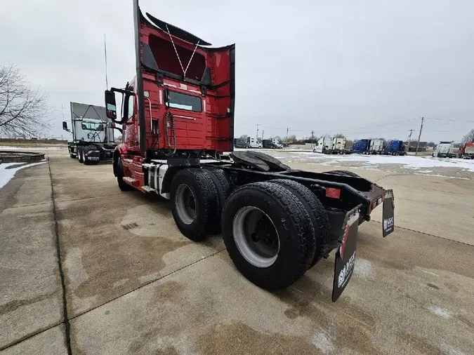 2022 VOLVO VNR64T300