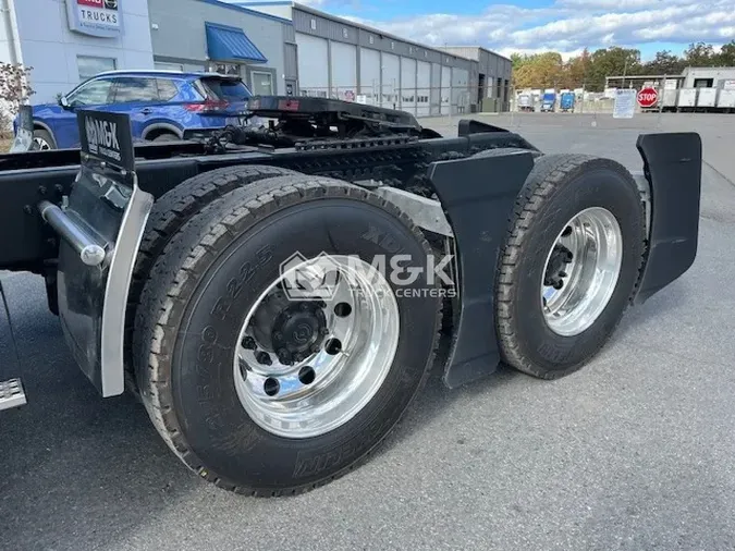 2025 VOLVO VNL64T860