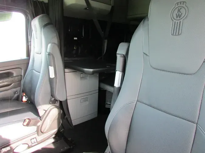 2023 Kenworth W990