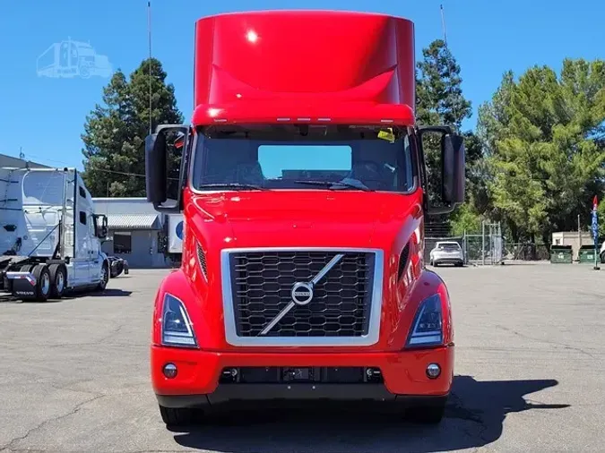 2025 VOLVO VNR64T300