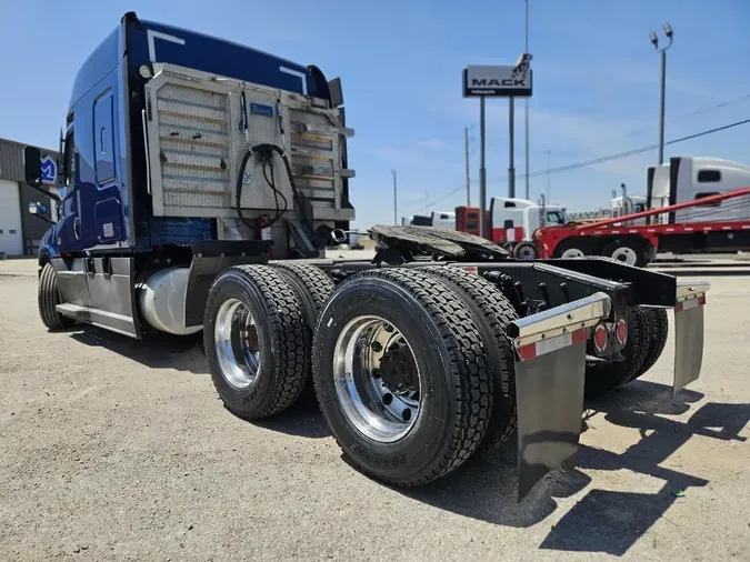 2021 FREIGHTLINER Cascadia 126