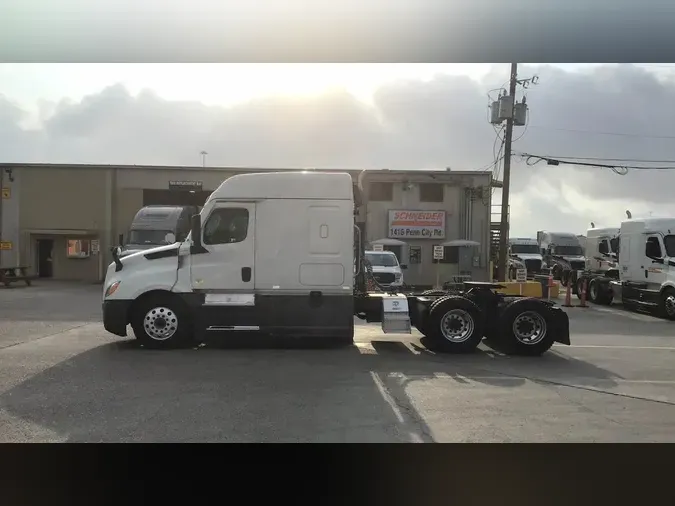 2021 Freightliner Cascadia 126