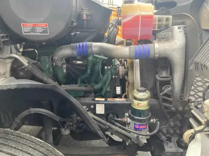 2019 VOLVO VNR42T 300