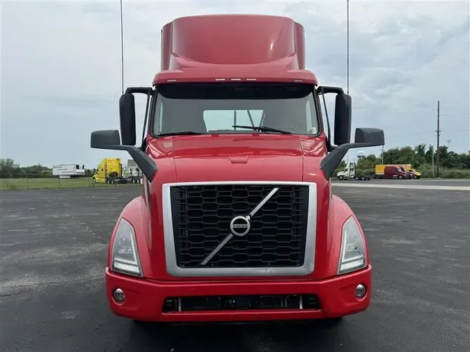 2020 VOLVO VNR300