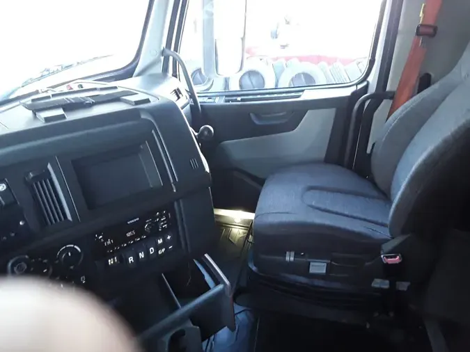 2020 VOLVO VNR64T-640