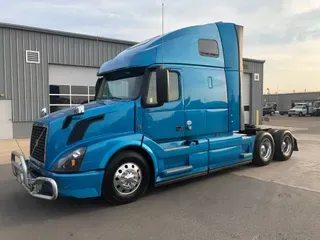 2017 VOLVO VNL64T670