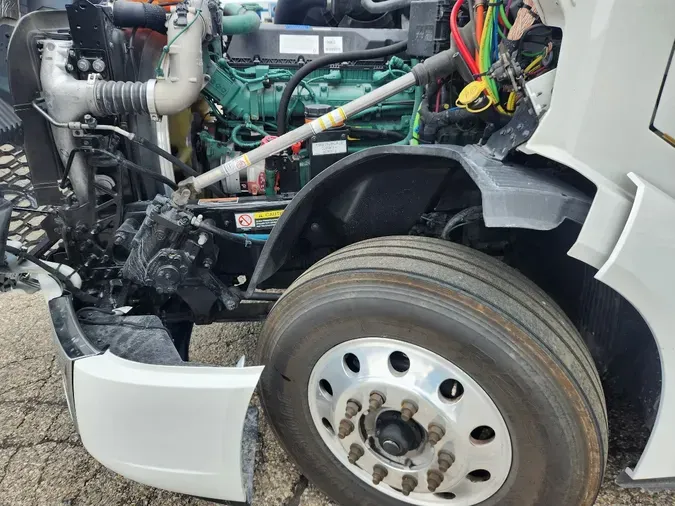 2023 VOLVO VNL64T860