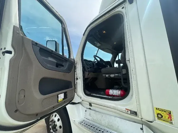 2015 Freightliner X12564ST