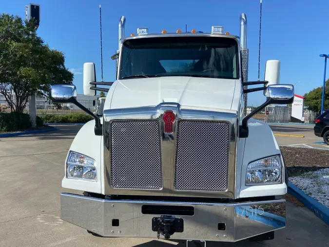 2025 Kenworth T880