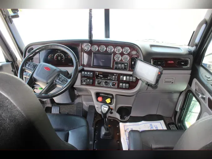 2023 Peterbilt 389