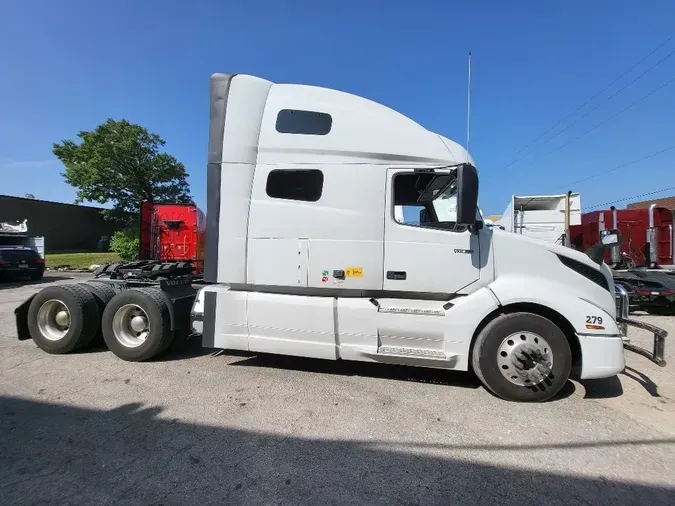 2021 VOLVO VNL64T760