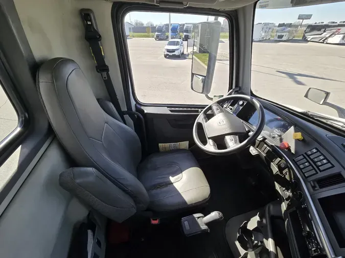 2021 VOLVO VNL64T300
