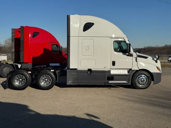 2022 FREIGHTLINER Cascadia 126
