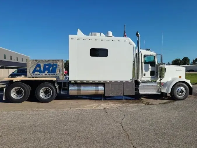 2025 Kenworth W900L