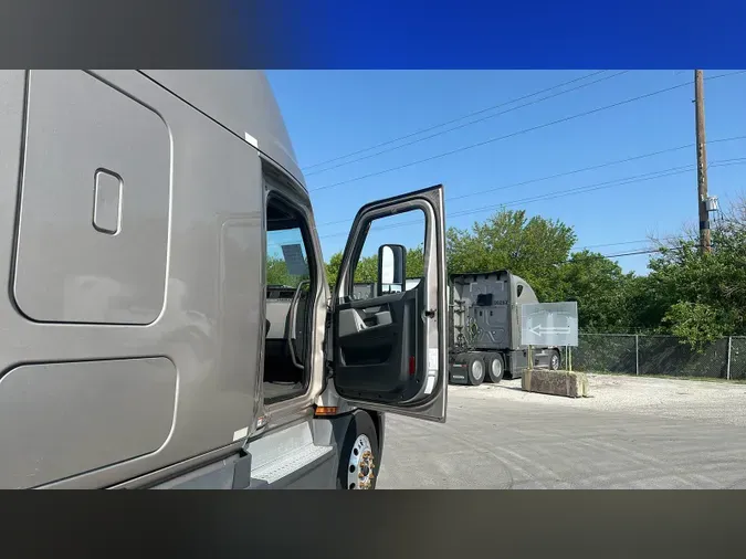 2022 Freightliner Cascadia 126298bb32ab3624a044eb0c740b9032a55