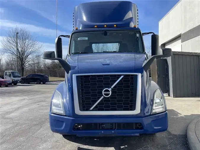 2020 VOLVO VNR300