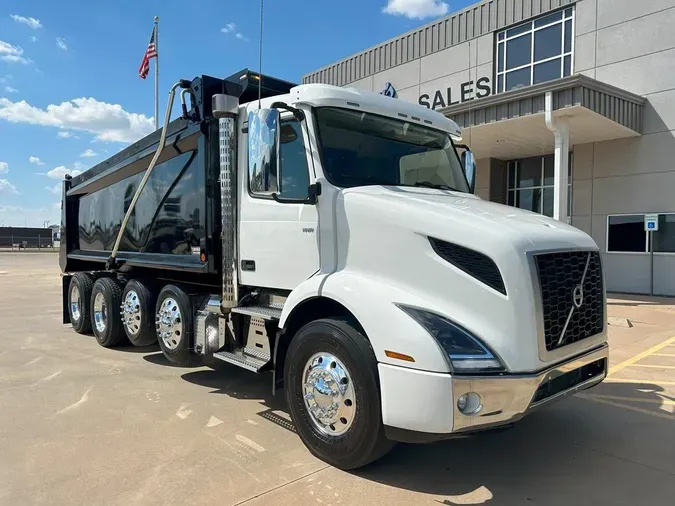 2020 VOLVO VNR64300