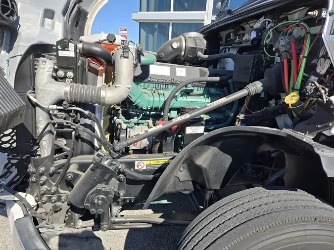 2021 VOLVO VNL64T300