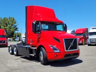 2025 VOLVO VNR64T300