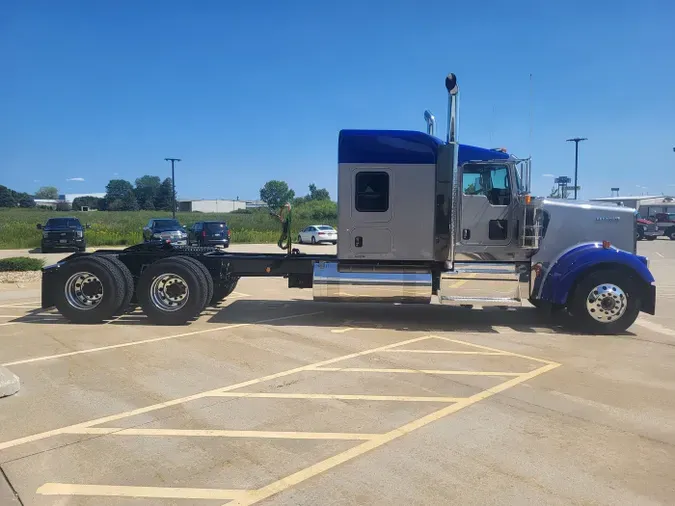 2025 Kenworth W900L