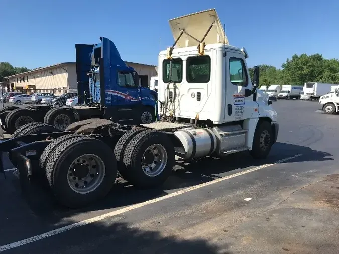 2016 Freightliner X12564ST