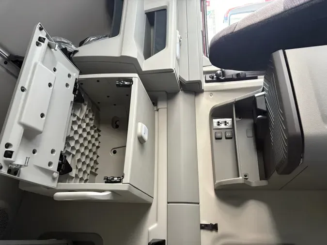 2026 VOLVO TRUCK VNL64TV04