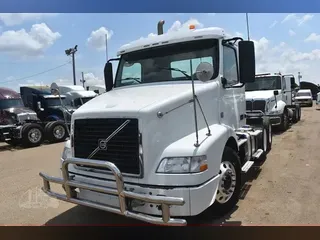 2014 VOLVO VNM64T200