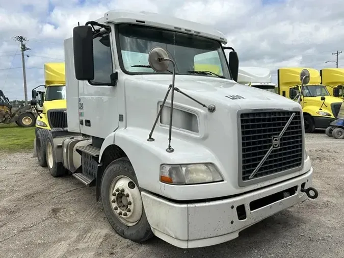 2013 VOLVO VNM64T200