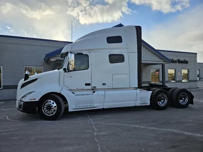 2020 VOLVO VNL64T760