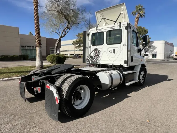 2017 FREIGHTLINER/MERCEDES CASCADIA 113