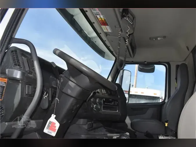 2019 VOLVO VHD84B300