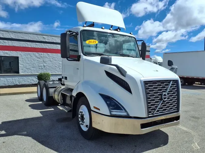2019 VOLVO VNL64T-300