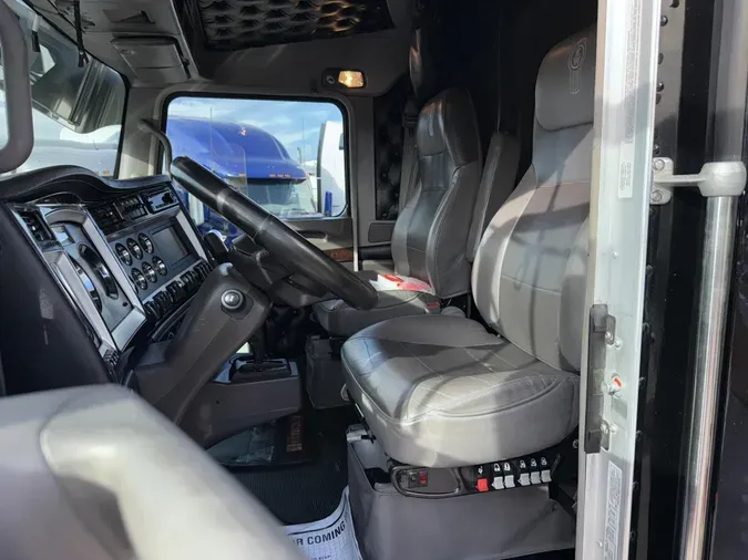 2023 Kenworth W900