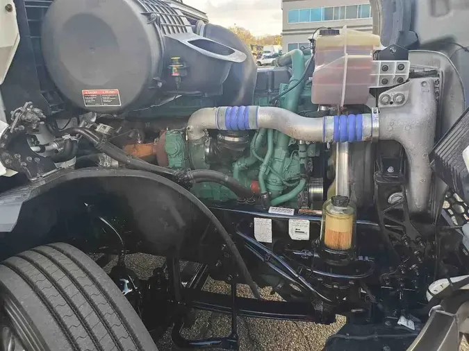 2020 VOLVO VNL64T7602a19cd8ef96784a75464e18ab93dd5ee