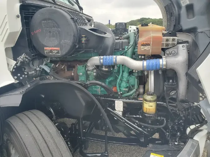 2021 VOLVO VNL64T860