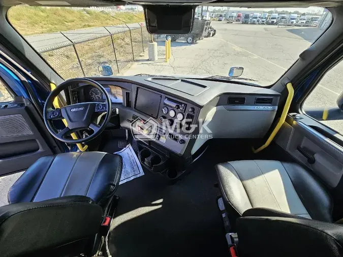 2021 FREIGHTLINER Cascadia 126