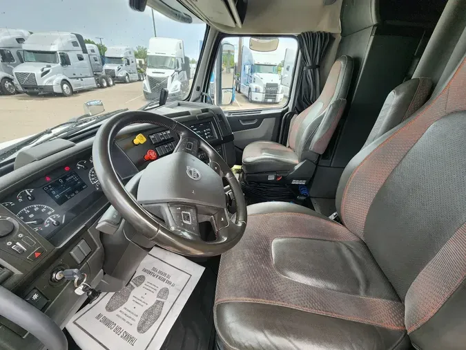 2023 VOLVO VNL64T860