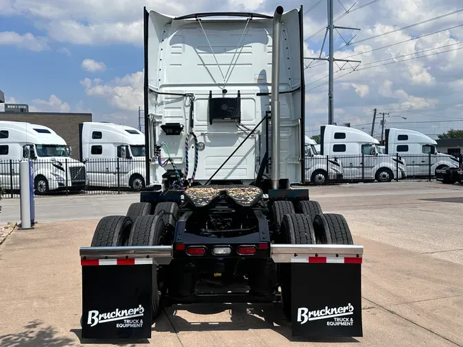 2025 VOLVO VNL64T860