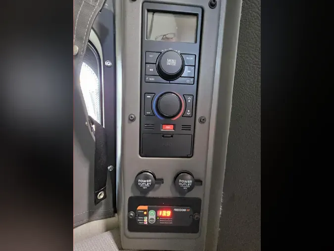 2023 VOLVO VNL64T860