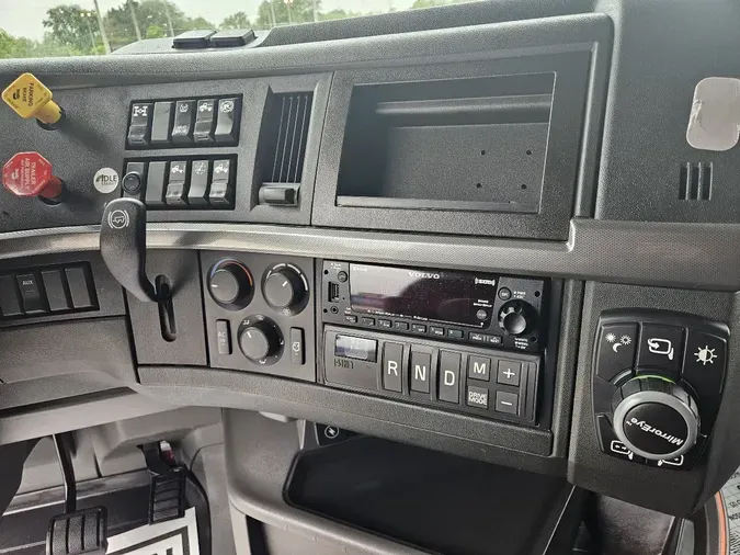 2023 VOLVO VNL64T860