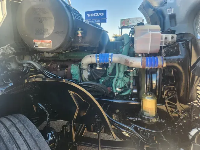 2021 VOLVO VNL64T740