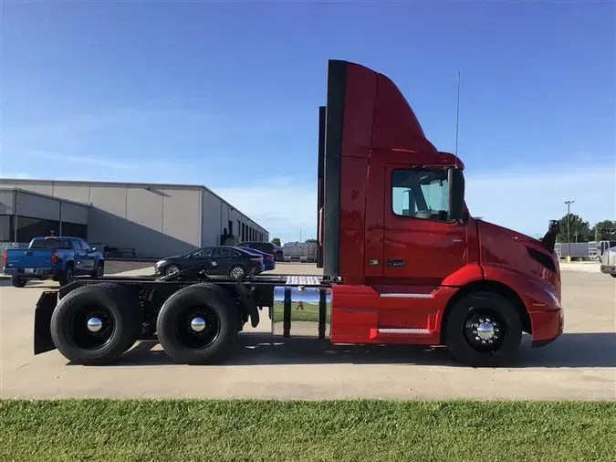 2020 VOLVO VNR300